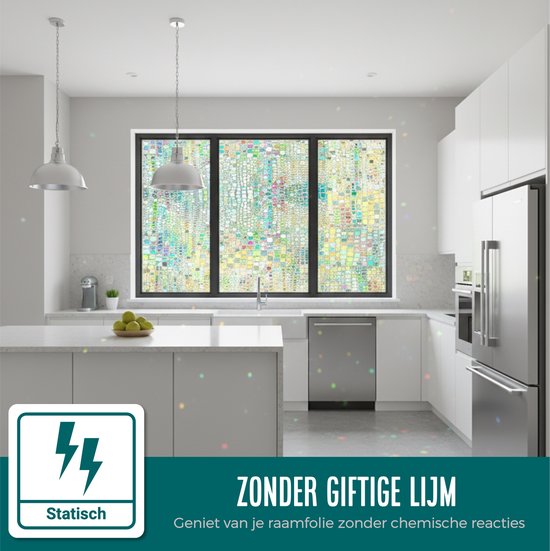 Moderne keuken met eiland en glimmende raamfolie met mozaïek. Tekst 'Zonder giftige lijm'.