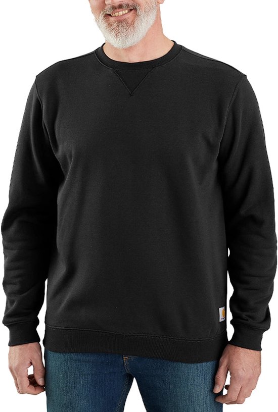 Zwarte Carhartt sweatshirt met ronde hals, lange mouwen, gedragen door een man met grijze baard.