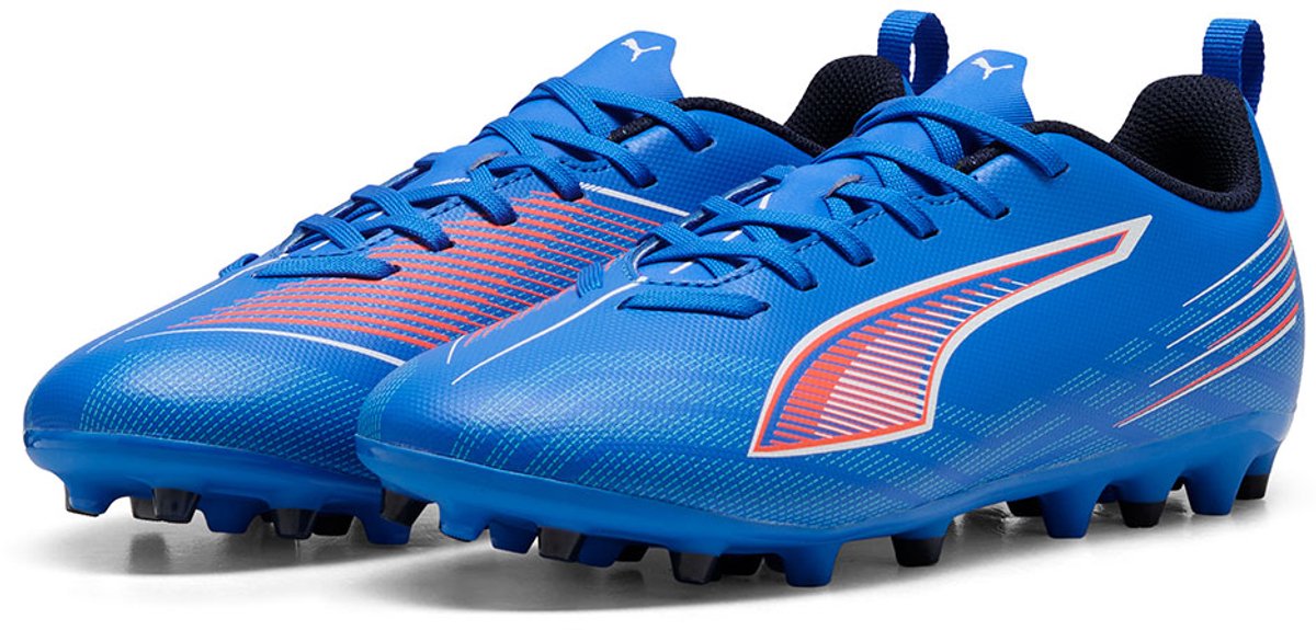 Puma Ultra 6 Play Mg voetbalschoenen voor kinderen in blauw, met technisch mesh bovenwerk en lichtgewicht steunframe.