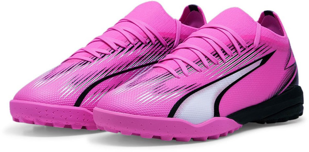 Puma Ultra Match TT voetbalschoenen in felroze met zwarte en witte accenten, EU maat 44, lichtgewicht en sportief design.
