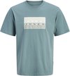 Blauw T-shirt met korte mouwen en een rechthoekig wit logo met 'JACK & JONES' erop.