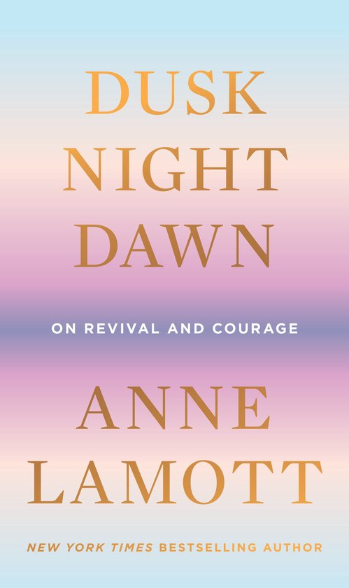 Couverture du livre avec le titre "DUSK NIGHT DAWN" en lettres couleur cuivre sur un fond pastel coucher de soleil avec le texte "ON REVIVAL AND COURAGE" et le nom "ANNE LAMOTT".