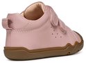 Roze sneaker met bruine zool, twee klittenbandsluitingen en lusje aan de achterkant.