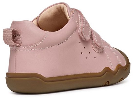 Roze sneaker met bruine zool, twee klittenbandsluitingen en lusje aan de achterkant.