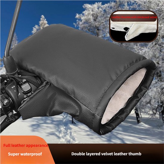 Zwarte, leren, dubbellaagse, warme handmof op een scooterstuur in een winterse omgeving.