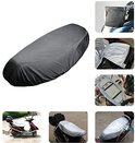 Grijze zadelhoes voor motor/scooter, met detailfoto's van bevestiging en bescherming.