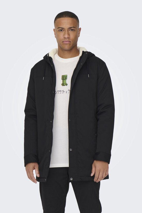 Man draagt zwarte parka met witte voering over een wit T-shirt met Minecraft Creeper-opdruk.