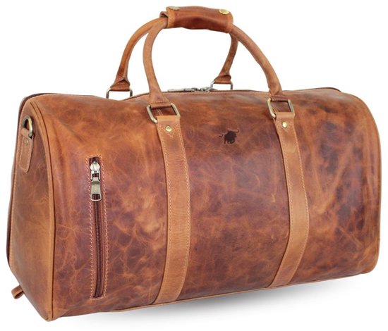 Luxe cognac leren weekendtas met bruine riemen en ritsen. Een koe-embleem is zichtbaar op de voorkant.