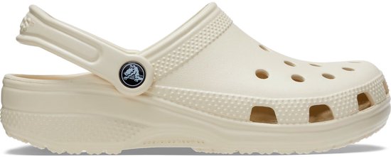 Crème Crocs klomp met ronde neus, ventilatiegaten en draaibare hielband.