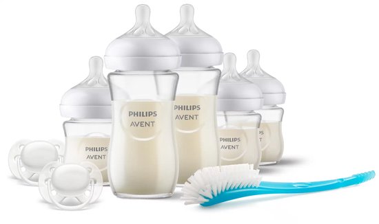 Philips Avent Natural Response babyflessen met melk, witte spenen, witte fopspenen en een blauwe flessenborstel.