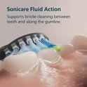 Close-up van Philips Sonicare borstelharen die tussen de tanden poetsen met schuim en water.