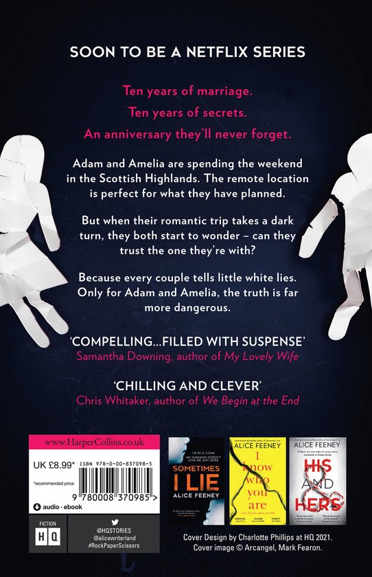 Achterkant boek 'Rock Paper Scissors' met tekst over de inhoud en recensies. Twee witte handen op de achtergrond.