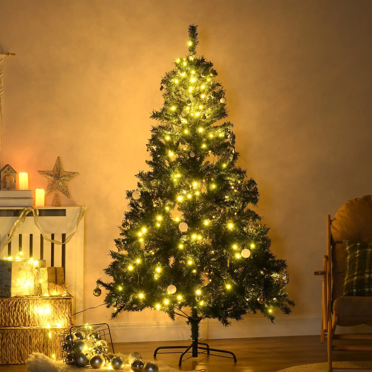 Pugsdrly Kunstmatige kerstboom 180 cm Kunstmatige dennenboom met LED-verlichting, ballen, kerstboom met 745 punten, kerstdecoratie incl. metalen standaard voor binnen