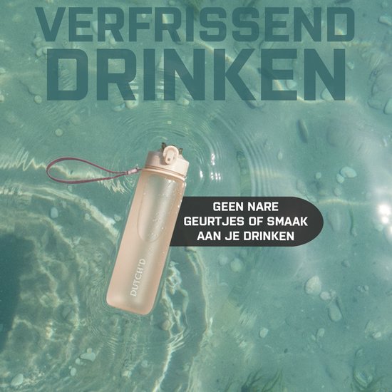 Matte beige drinkfles met rietje drijft in helder, lichtblauw water. Verfrissend drinken.