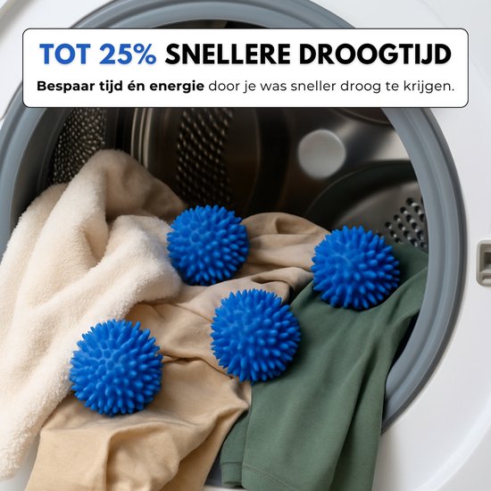 Des boules de séchage bleues sont placées dans du linge dans un sèche-linge ouvert.