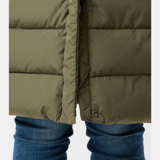 Detail van de sluiting van een lange, groene winterjas. Knoopsluiting en rits.