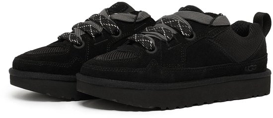 Zwarte UGG LO Lowmel sneakers met dikke zolen, op een witte achtergrond.