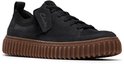 Zwarte sneaker met bruine plateauzool en Clarks label.