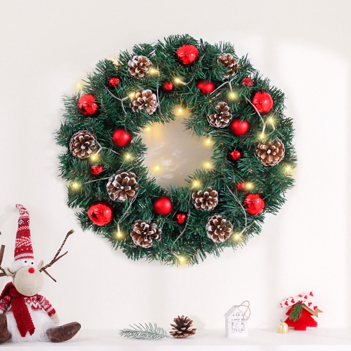 Premium Kerstkrans XL- met Decoraties & LED verlichting(50cm) –Extra volle en dikke takken - Groene dennenkrans met rode kerstballen & dennenappels – 30 LED lampjes – Luxe kerstdecoratie - deurkransen kerstversiering- Kerstmis – foto 2