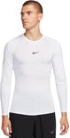 Man draagt wit Nike Pro longsleeve shirt met zwart Nike logo op de borst en zwarte shorts.
