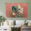 Wandkleed met tropische bladeren in roze en groen, hangend boven een bank.