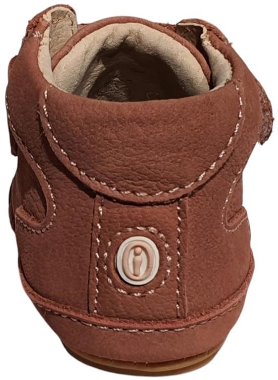 Achterkant van een bruine leren sneaker met witte stiksels en een rond logo.