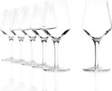 Zes heldere bierglazen met brede kelken en hoge stelen, gerangschikt op een rij.