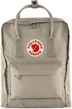 Lichtbruine Fjallraven Kanken rugzak met rood-wit logo.