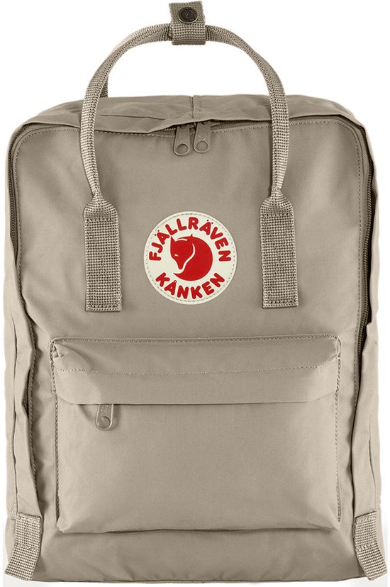 Lichtbruine Fjallraven Kanken rugzak met rood-wit logo.