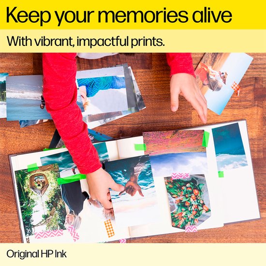 Kind handen in een plakboek, met foto's op een houten tafel. "Houd je herinneringen levend".