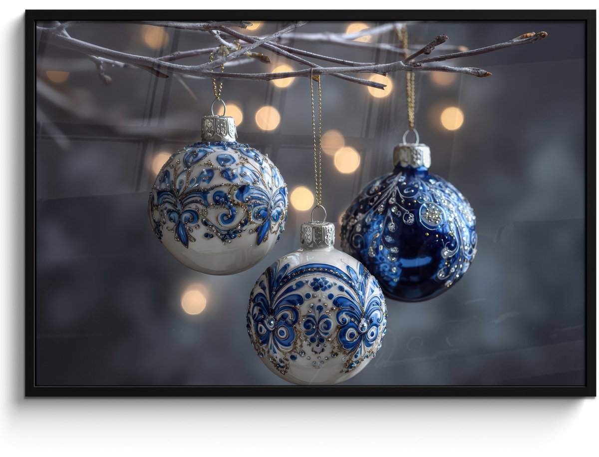 FrameYourWall Poster in lijst - Fotolijst 120x80 cm - Posters - Kerstbal - Versierd - Blauw - Posterlijst zwart - Decoratie - Wanddecoratie woonkamer - Muurdecoratie slaapkamer - Kerstversiering - Kerstdecoratie voor binnen - Kerstmis
