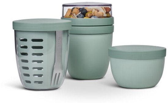 Trois pots à déjeuner Mepal vert menthe : un petit, un moyen et un set empilé avec des fruits.