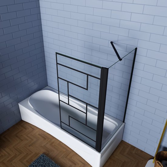 Vue de dessus d'une baignoire avec paroi de bain noire pliable, motif vitrail, parquet et tapis anthracite.