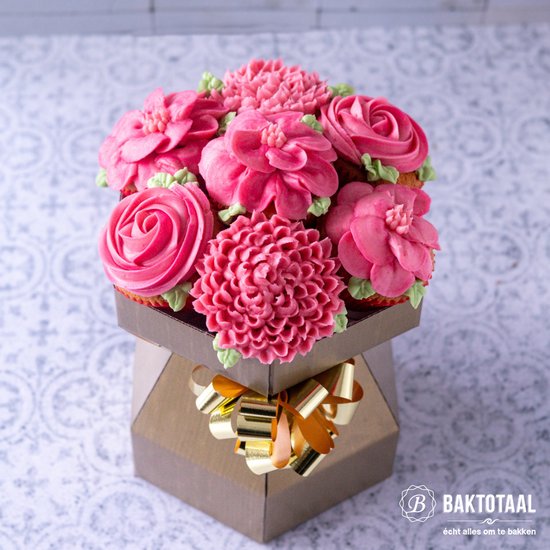 Cupcakes gedecoreerd als een roze bloemenboeket met rozen en dahlia's, in een gouden pot met strik.