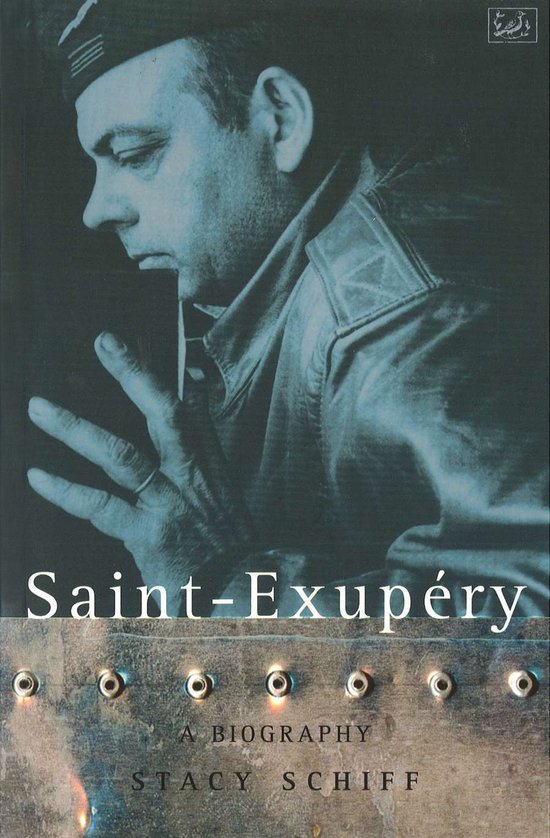 Boekomslag van "Saint-Exupéry, A Biography" door Stacy Schiff. Zwart-wit foto van Antoine de Saint-Exupéry in uniform.