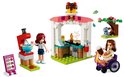 La Crêperie LEGO Friends avec 2 figurines, un comptoir et un lapin.