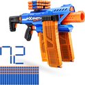 Blauwe X-Shot Insanity blaster met twee doorzichtige oranje magazijnen, een extra magazijn erbovenop en 72 blauwe pijltjes. De blaster heeft zwarte en oranje accenten.