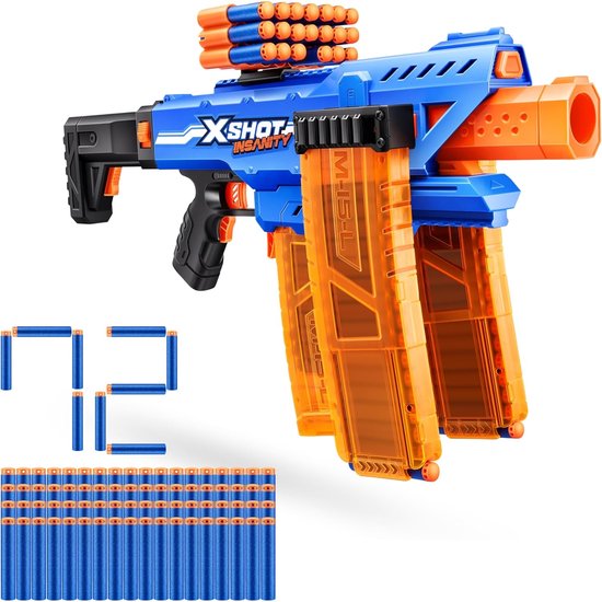 Blauwe X-Shot Insanity blaster met twee doorzichtige oranje magazijnen, een extra magazijn erbovenop en 72 blauwe pijltjes. De blaster heeft zwarte en oranje accenten.