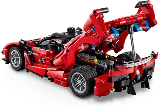 Rode LEGO Technic Ferrari FXX K raceauto met open motorruimte.