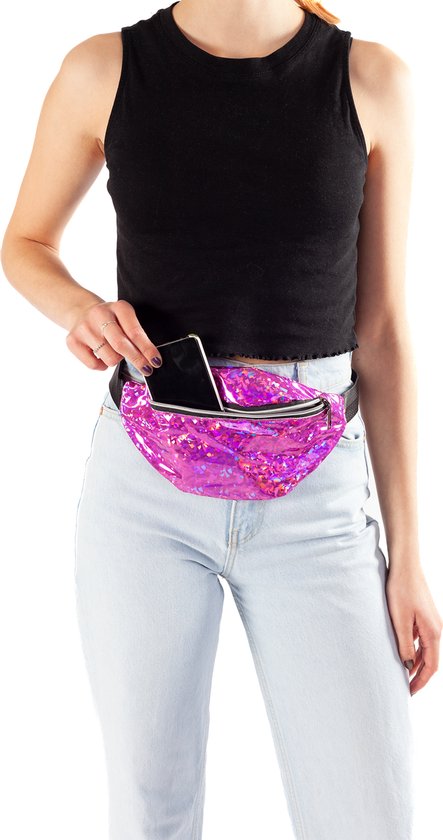 Roze holografisch heuptasje met rits, een hand stopt een telefoon erin.