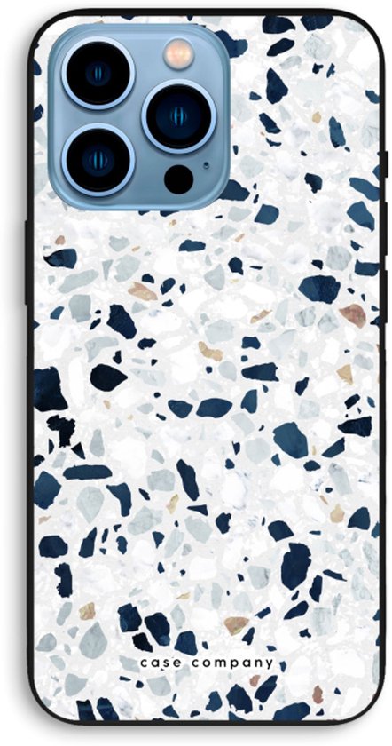 Coque iPhone 13 Pro Max motif terrazzo blanc avec éclats bleus, gris et beiges.