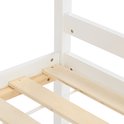 Detail van de houten lattenbodem van witte stapelbedden.