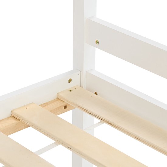 Detail van de houten lattenbodem van witte stapelbedden.