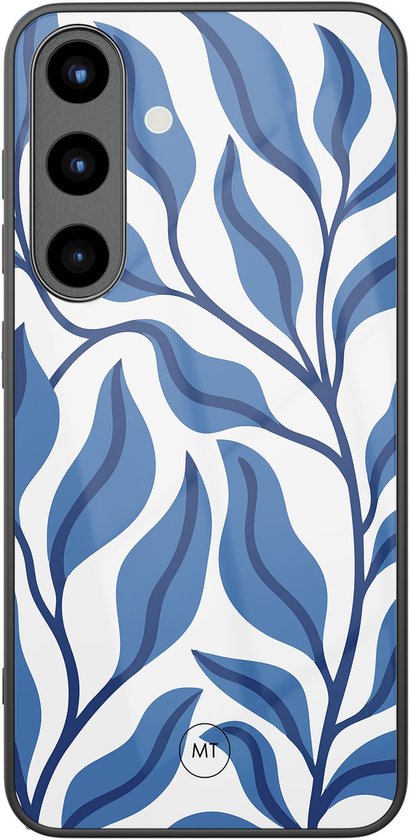 Coque de téléphone noire avec un motif blanc de feuilles bleues, découpe caméra.