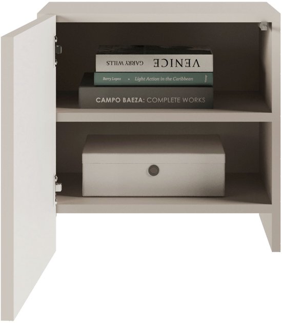 Nachtkastje met open deur, twee open planken. Bovenste plank bevat gestapelde boeken, onderste plank bevat een witte doos.
