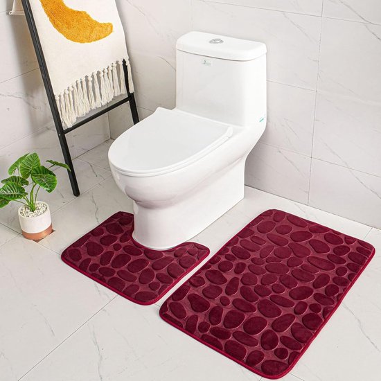 Bordeauxrode badmatten set met steenpatroon bij een toilet.