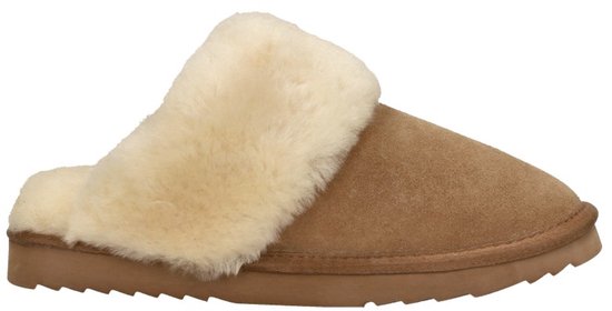 Cognac suède pantoffel met crème schapenvacht voering, gezien vanaf de zijkant.