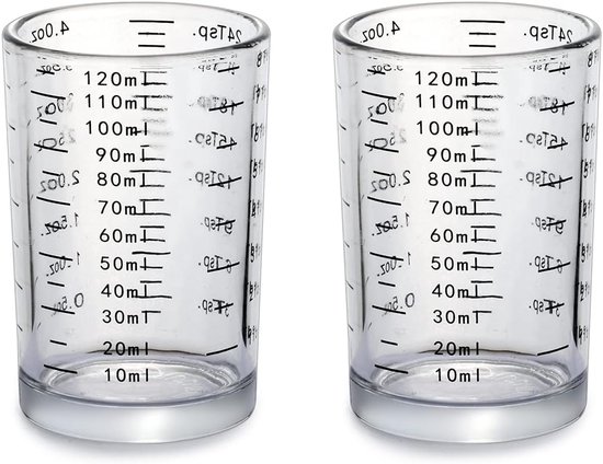 Twee transparante glazen maatbekers met milliliters maatstreepjes.