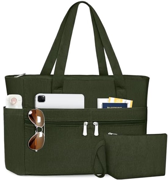 Sac fourre-tout en velours côtelé vert foncé à côtes verticales, avec poches zippées doubles et poches extérieures contenant un téléphone, des lunettes de soleil et un passeport.