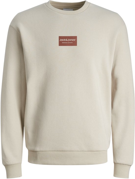 Beige sweater met een roodbruin label met 'Jack&Jones Definition of Denim' op de borst.